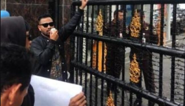 Ikatan Mahasiswa Muhammadiyah Deli Serdang menggelar aksi unjuk rasa di depan Kejaksaan Tinggi Sumatera Utara