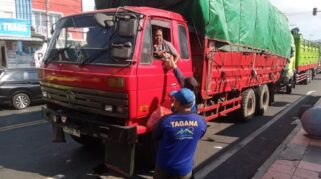 Pemkab Banyuwangi Bagikan Ratusan Nasi Bungkus untuk Sopir
