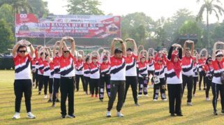 TNI dan Masyarakat Malang Olahraga Bersama di Markas Kostrad