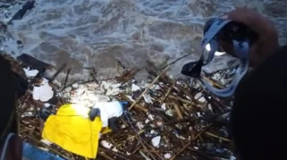 Evakuasi mayat perempuan tanpa identitas dari bendungan Sungai Baru Tegalsari Banyuwangi