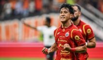 Aksi pemain Persija saat menghadapi Persik Kediri di Super League