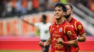 Aksi pemain Persija saat menghadapi Persik Kediri di Super League