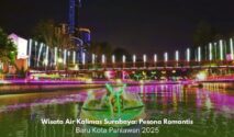 1. Perahu wisata melintas di Sungai Kalimas Surabaya dengan lampion warna-warni