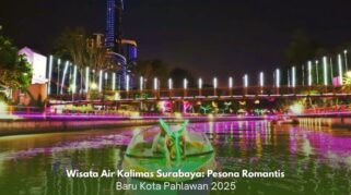 1. Perahu wisata melintas di Sungai Kalimas Surabaya dengan lampion warna-warni