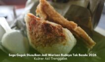 Sego Gegok khas Trenggalek dibungkus daun pisang dengan sambal teri tradisional.