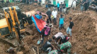Proses evakuasi korban banjir dan longsor di Sumatera Utara