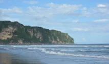Panorama Pantai Parangtritis dengan pasir hitam dan ombak besar.