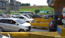 Kemacetan kendaraan di jalan tol saat libur Natal