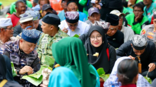 Bupati Banyuwangi Ipuk Fiestiandani sarapan nasi bungkus bersama warga saat Harjaba ke-254.