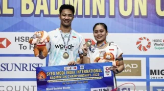 Dejan Ferdinansyah dan Bernadine Anindya merayakan gelar Syed Modi 2025