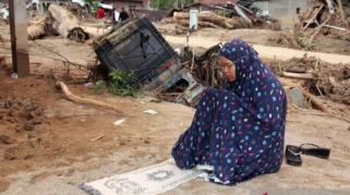 Petugas evakuasi korban banjir dan longsor di Sumatera