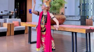 Ikon Gandrung Kokoon Hotel menyambut tamu dengan kostum tradisional Banyuwangi.