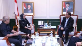 MenPANRB Rini Widyantini saat membahas penyelamatan arsip pascabencana.