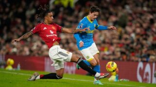 Pemain Manchester United dan Wolves berebut bola pada laga Liga Inggris di Old Trafford