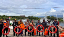 Petugas membagikan life jacket kepada awak kapal rakyat di Pelabuhan Boom Banyuwangi
