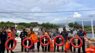 Petugas membagikan life jacket kepada awak kapal rakyat di Pelabuhan Boom Banyuwangi