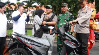 Tri Agus Purnama menerima pengumuman kemenangan Undian Sipundiwangi di CFD Banyuwangi