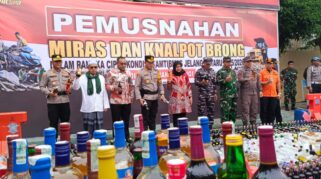 Polresta Banyuwangi memusnahkan ribuan botol miras dan knalpot brong jelang Nataru