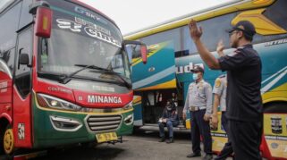 Petugas Dishub DKI memeriksa bus angkutan Natal dan Tahun Baru