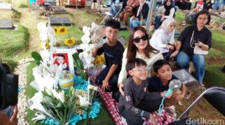Tamara Tyasmara mengenang ulang tahun Dante di makam