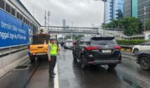 Truk mogok di Tol Dalam Kota KM 2+800 Cawang arah Semanggi