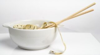 Ilustrasi sayuran dan makanan nabati untuk diet vegan.