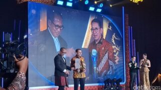 Fadli Zon menerima penghargaan detikcom Awards 2025 di Jakarta