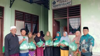 UPZ Kemenag Kota Medan menyalurkan bantuan kepada warga terdampak banjir