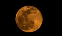 Super Cold Moon tampak besar di langit malam Indonesia