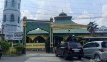 Masjid Lama Gang Bengkok dengan arsitektur China-Melayu di Medan