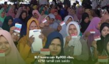 Penerima bantuan sosial mengecek saldo BLT Kesra di ATM