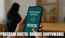 Petugas Perlinsos membantu warga Banyuwangi mendaftar program Digitalisasi Bansos.