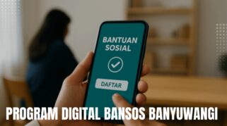 Petugas Perlinsos membantu warga Banyuwangi mendaftar program Digitalisasi Bansos.