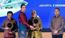 Bupati Ipuk Fiestiandani menerima penghargaan Most Inspiring Tourism Leader 2025