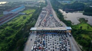 Arus mudik libur Nataru dengan dominasi mobil pribadi di jalan tol Indonesia
