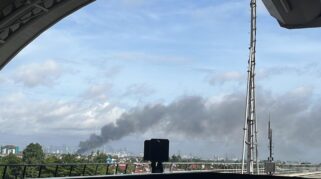 Petugas memadamkan kebakaran di Pasar Induk Kramat Jati