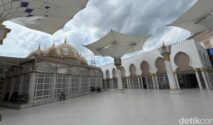 Masjid Ar Rahman Blitar dengan arsitektur mirip Masjid Nabawi