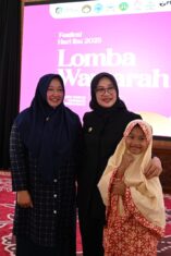 Pelajar Banyuwangi menyampaikan tanda cinta pada Hari Ibu