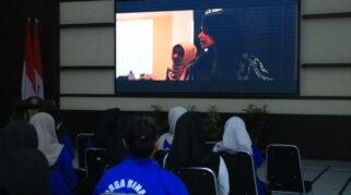 Warga binaan Lapas Banyuwangi mengikuti nobar Hari Ibu