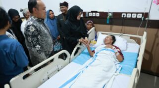 Bupati Ipuk menjenguk maestro Gandrung Mbok Temu di RSUD Blambangan