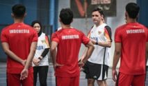 Hector Souto menyampaikan protes terhadap kinerja wasit Piala AFF Futsal 2025