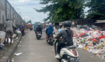Tumpukan sampah menutup separuh Jalan Baru Plenongan di dekat Stasiun Depok Baru