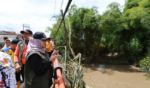 Bupati Banyuwangi Ipuk Fiestiandani meninjau banjir di Kecamatan Muncar