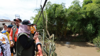 Bupati Banyuwangi Ipuk Fiestiandani meninjau banjir di Kecamatan Muncar