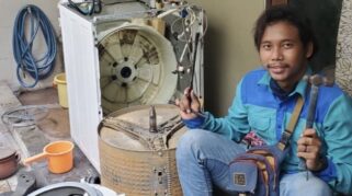 Handoko pengusaha servis AC Surabaya bersama pekerjanya