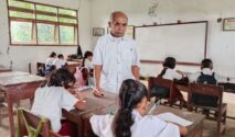 Guru honorer NTT melintasi jalan rusak menuju sekolah