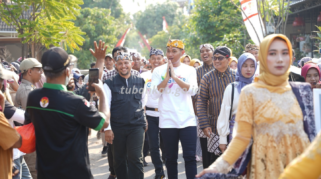 Bupati Tuban Aditya Halindra Faridzky menyapa warga saat menghadiri kegiatan di salah satu desa di Kabupaten Tuban. (dok. tubankab)