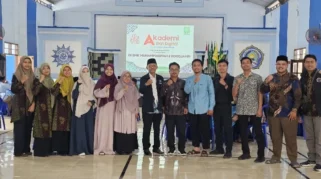 Guru SMA Muha Genteng;Safira Rizky Oktsviana, Bayu Putra Anggara , Rizka Safira Fanani bersama tim Da'i Digital PCM Genteng.