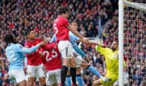 Harry Maguire menanduk bola di laga Manchester United vs Manchester City