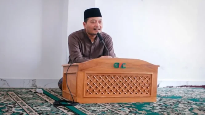 KH. Mohammad Ali Makki Zaini, saat menggelar jumpa pers di Ponpesnya di Kecamatan Srono